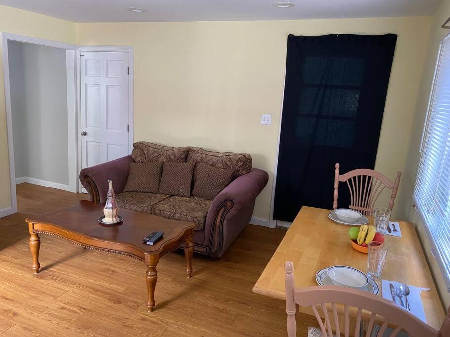 Sunny One Bedroom In Historic Downtown 도버 외부 사진