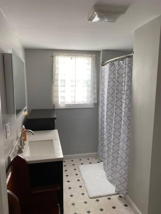 Sunny One Bedroom In Historic Downtown 도버 외부 사진